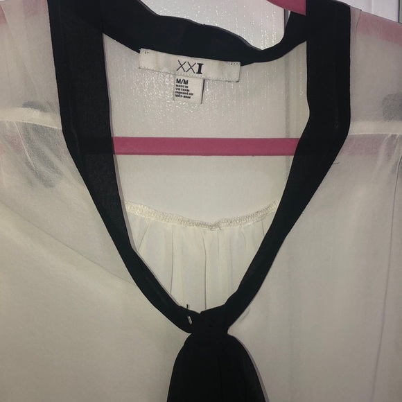 White blouse - Picture 2 of 2